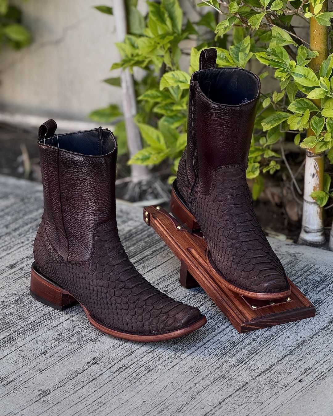 Men’s Luxury Western Leather Boots – Handcrafted Elegance & Distinct Texture