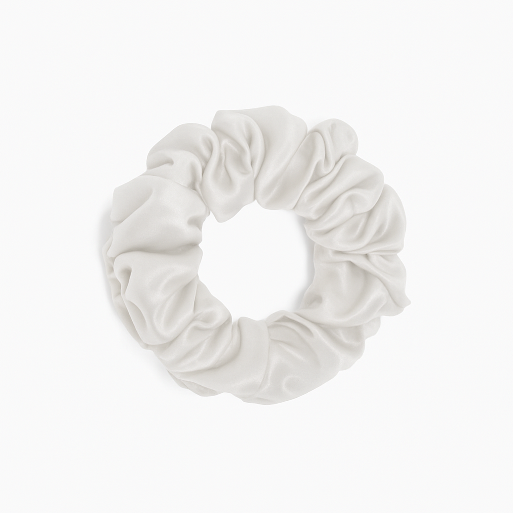 Luxe zijden scrunchie van Luxoo in elegante uitstraling op witte achtergrond