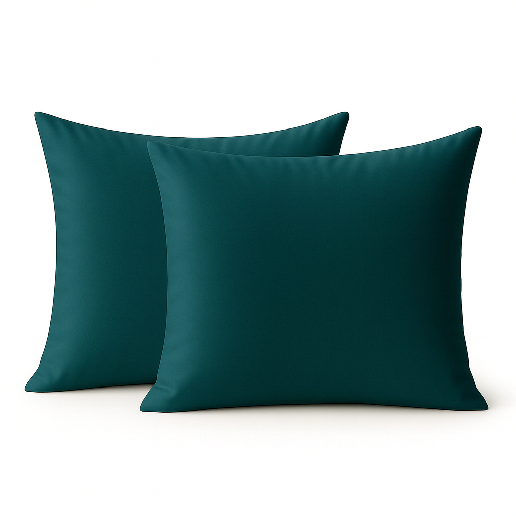 Zijde kussensloop in diepe teal tint, glanzend en luxe afgewerkt.